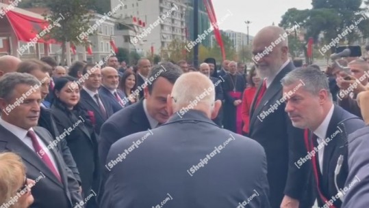 Pas ceremonisë së Ngritjes së Flamurit, Rama me Kurtin takojnë nipin e Ismail Qemalit, Nedin Vlora, tek sheshi i Flamurit