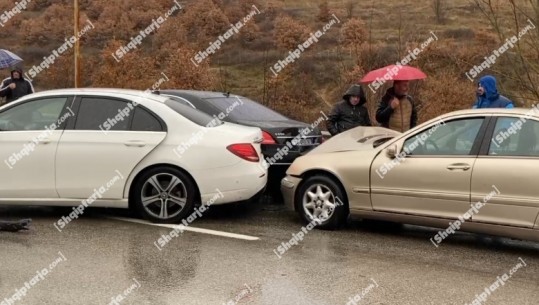 Aksident i trefishtë në aksin Pogradec- Korcë! Makinat përplasen me njëra-tjetrën, shkak shpejtësia dhe lagështia në rrugë