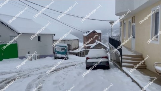 Dhjetëra fshatra në Kukës pa drita, trashësia e borës në Shishtavec arrin deri në 50 cm! Rënie gurësh në rrugë