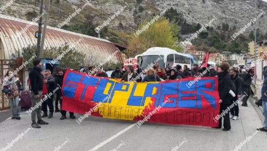 Kampi i Gjadrit i boshatisur nga emigrantët, protesta e ‘vonuar’ e aktivistëve: Marrëveshje ilegale! Nuk është Europa e Ramës dhe Melonit (VIDEO)