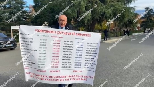 Buxheti 2025/ Dash Sula para Kuvendit me pankartë për ndryshimin e listës së çmimeve (VIDEO)