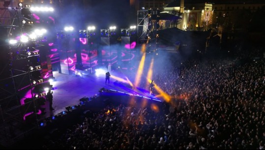 'Nata e Bardhë' ndez sheshin 'Skënderbej' me yjet e muzikës shqiptare, mijëra të rinj në festë (VIDEO+FOTO)