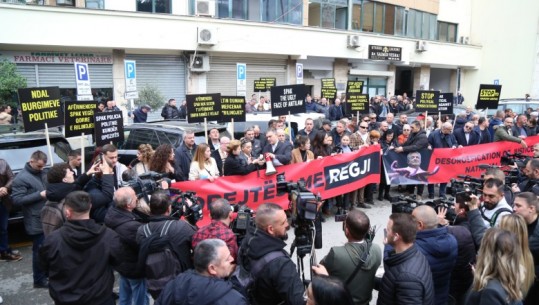 LIVE- ‘Jo drejtësi me regji’, dhjetëra militantë të PL protestë para SPAK! Blushi sulmon Dumanin: Mercenar i Ramës! Braktisen nga Berisha e PD