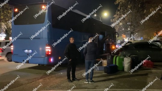 Gjirokastër/ Policia mban të bllokuar prej pesë orësh 2 autobusë me pasagjerë shqiptarë në Komisariat! Shkak bidonët e vajit dhe stekat e cigareve, i sillnin nga Greqia (VIDEO)