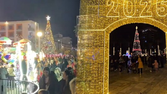 Spektakël ngjyrash! Fieri, Durrësi, Lezha dhe Shijaku ndezin dritat e 'Pemës së Festave' të fundvitit! Qytetarët sfidojnë të ftohtin dhe shiun (VIDEO)