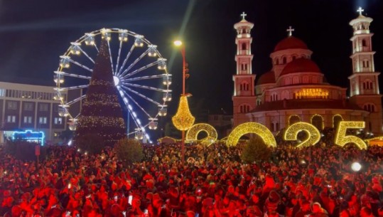 Troket atmosfera festive, mijëra vizitorë në Korçë për festivalin e ndezjes së dritave: Atmosferë përrallore