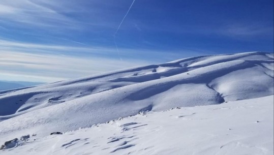 Tomorri nën petkun e dëborës, pamje piktoreske nga mali atraksion turistik