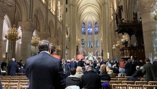 FOTO/ Pak orë para fillimit të ceremonisë së rihapjes, të ftuarit dynden brenda katedrales 'Notre-Dame'