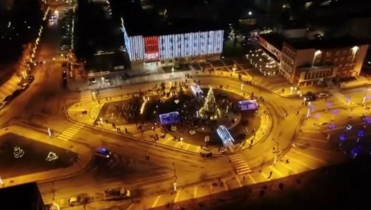 Dhjetori i festave, Kukësi nën magjinë e dritave shumëngjyrëshe (VIDEO)