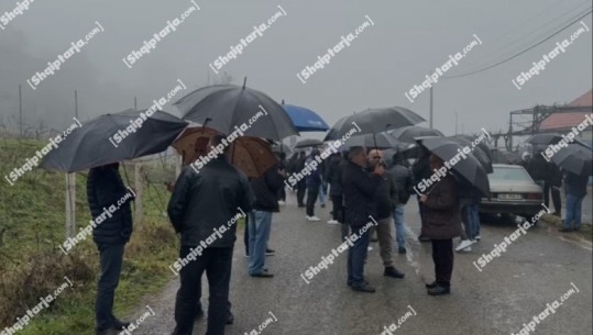 Degradimi i rrugës Rrëshen-Burrel, banorët e 10 fshatrave sfidojnë motin e keq dhe dalin në protestë: Ministria e Infrastrukturës të ndërhyjë!