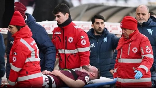 Sërish panik në Serie A, mbrojtësi i Torinos rrëzohet në fushë pas vështirësive në frymëmarrje! Dërgohet në spital