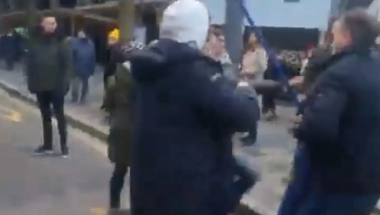 Serbi/ Protestuesit dhunojnë qytetarin që mbante flamurin e Bashkimit Europian (VIDEO)