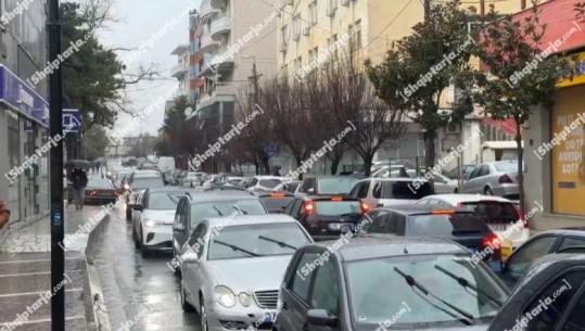 Moti i keq/ Lezha përfshihet nga rrebeshet e shiut me erëra të forta! Vështirësohet qarkullimi i mjeteve në qytet