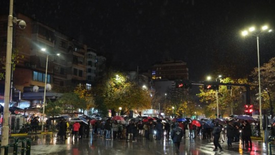 Protesta e PD/ Militantët e Berishës bllokojnë kryqëzimin e rrugës së Elbasanit, policia devijon qarkullimin