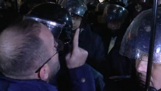 Protesta te “Sheshi Uillson”, Bardhi përplaset me Policinë: Po shpërdoroni detyrën, jeni me krimin e organizuar! Pse e zhurmon protestën me megafon! (VIDEO)