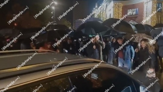 LIVE- Opozita në protestë, bllokon nyjet kryesore të Tiranës! Qytetarët e indinjuar i bien borive! Berisha i bashkohet protestës 