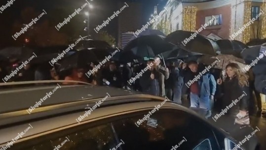 Protesta e PD, protestuesit bllokojnë rrugën tek Bashkia e Tiranës (VIDEO)