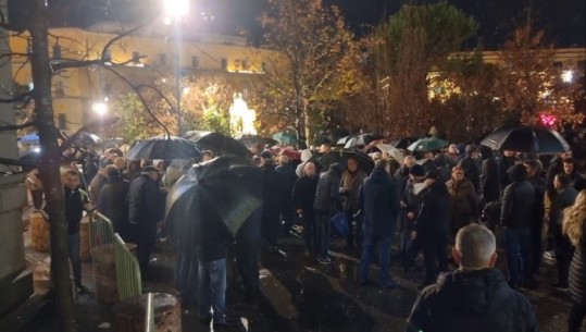 Protesta e PD tek Bashkia e Tiranës, pjesë e saj një numër i vogël protestuesish