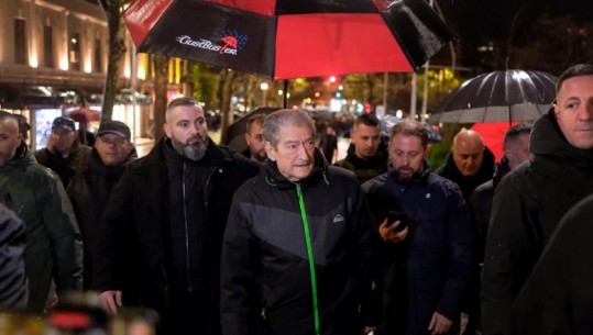 Berisha lë rrugën e Elbasanit, i bashkohet protestuesve te Bashkia e Tiranës (VIDEO)