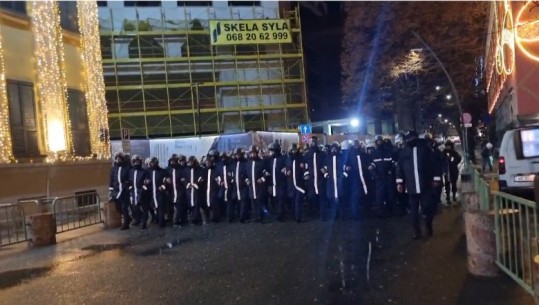 Policia ndërhyn tek Bashkia e Tiranës, kërkohet shpërndarja e protestuesve që të lirohen rrugët ( VIDEO)