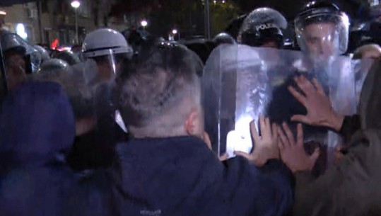 Rriten tensionet te ‘Sheshi Uillson’, përplasje fizike me Policinë! Protestuesi tenton të çajë kordonin, deputetët e shpëtojnë nga shoqërimi!   (VIDEO)