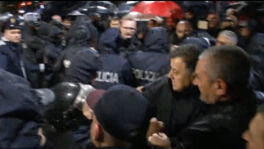 Protesta e PD-së, tensione te rruga e Elbasanit! Noka sërish protagonisti i dhunës, godet me grusht efektivin e policisë (VIDEO)