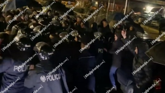 Protesta e PD 'paralizon' Tiranën! Qytetarja përplaset me protestuesit e Berishës: Hapni rrugën, kam fëmijën e sëmurë