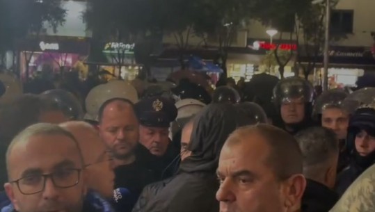 Rriten tensionet te ‘Sheshi Uillson’, Bardhi konfrontohet me Policinë: Po bëni veprime kriminale, po dhunoni deputetët dhe mediat, turp!