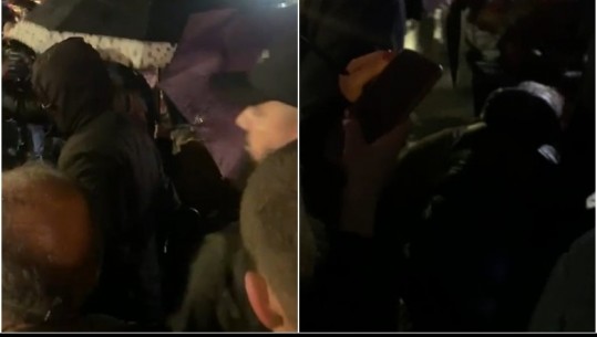 Protesta e PD-së/ Përplasje me policinë te Pallati me Shigjeta, deputeti Gjekmarkaj nuk ndjehet mirë dhe rrëzohet në tokë! Opozita: U godit nga efektivët