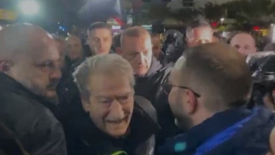 Berisha zbarkon te ‘Sheshi Uillson’, bën ‘qepalla’ dhe përqafime me Gazment Bardhin e Tedi Blushin! Protesta drejt mbylljes (VIDEO)