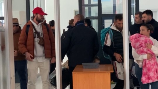 Emigrantët kthehen për festa! Çdo ditë mbi 1 mijë pasagjerë mbërrijnë në portin e Vlorës