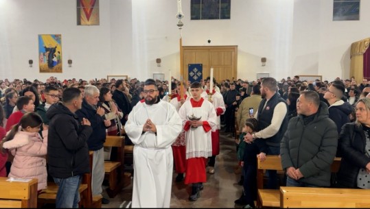 Krishtlindja kremtohet edhe në Lezhë, qindra besimtarë i bashkohen ritualit fetar në katedralen e ‘Shën Nikollit’