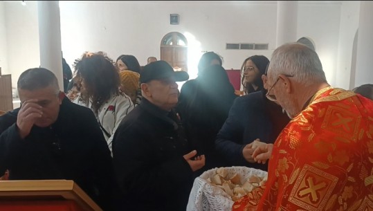 Festa e Krishtlindjes në Lushnjë, mbahet mesha në Kishën e Shën Gjergjit