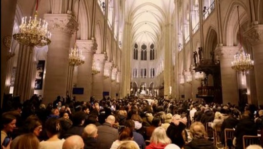 U shkrumbua nga zjarri i 2019/ 'Notre-Dame de Paris' pret meshën e parë të Krishtlindjeve