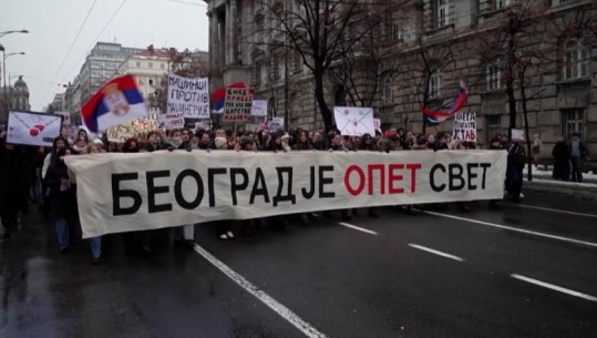 Studentët në Beograd sërish në rrugë, ndalen para Prokurorisë së Përgjithshme: Të luftohet për ligjin dhe rendin pa u ndikuar nga politika e korrupsioni