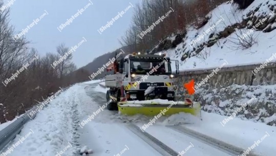 Vijonë puna në aksin Bogë-Theth për largimin e dëborës, borëpastrueset në terren