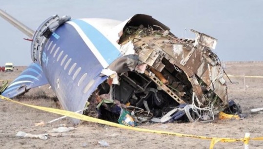  Rrëzimi i avionit në Kazakistan, mesazhet e fundit të pilotit: Po humbas kontrollin! Ka presion të lartë në kabinë 