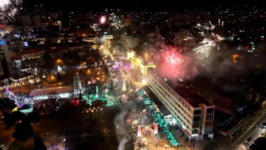 Shkodër/ Qytetarët presin në shesh ndërrimin e viteve me koncert dhe fishekzjarre, edhe kryebashkiaku Beci prezent