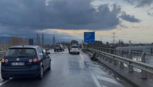 Aksident i rëndë në rrugën Lezhë-Laç, furgoni përplas motorin! Vdes një nga drejtuesit, tjetri shoqërohet në Komisariat! (EMRI)