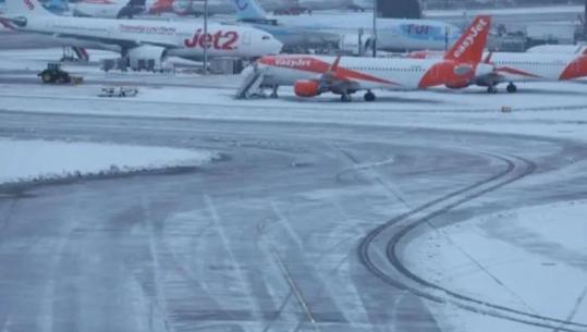 Dëbora ‘pushton’ Britaninë e Madhe, vonesa në aeroporte dhe stacionet hekurudhore, ngrijnë avionët në pista