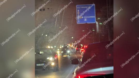 Trafiku i çmendur në rrugën nga aeroporti, dhe një dyshim.....