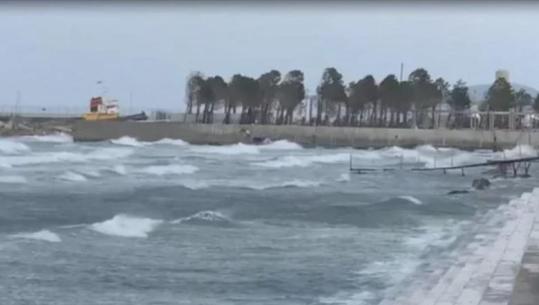 Moti i keq në Vlorë, dallgët deri në 2 metër, ndalohet lundrimi i anijeve të peshkimit