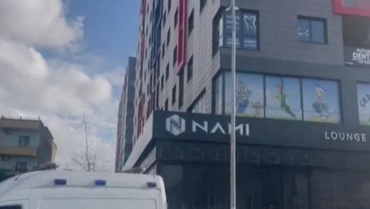 Tiranë/ Një grua thërret policinë se ndodhet në një banesë në Astir dhe është dhunuar nga disa persona! Efektivët po negociojnë me të, por refuzon të hapë derën