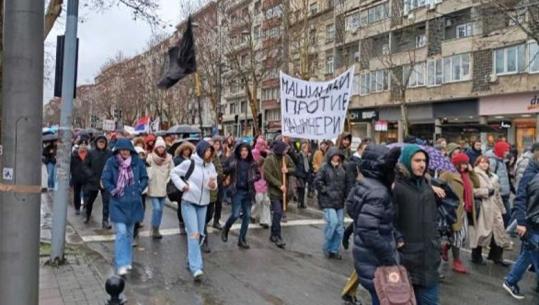 Studentët serbë vazhdojnë protestat, marshojnë drejt Novi Sadit