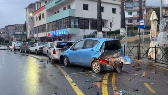 Aksident i rëndë në Lezhë, ‘Audi’ humb kontrollin dhe merr para 5 mjete të parkuara! Plagoset drejtuesi