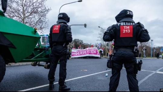 Mijëra njerëz protestojnë kundër konventës së partisë së ekstremit të djathtë në Gjermani