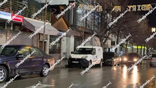 Pogradec/ Plagoset me thikë 23-vjeçari, po qethej në berbehane, sulmua në kokë dhe krah! Pas mjekimit bën kallëzimin në polici, efektivët në ndjekje të autorit (EMRAT)