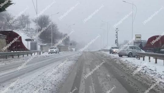 Zbardhen veriu e Korça, reshje bore në lartësitë mbi 300 m