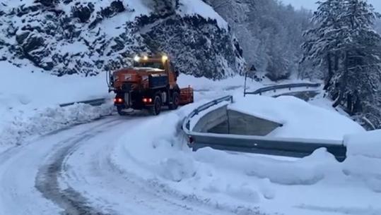 Dëbora kalon 50 centimetra trashësi në Malësinë e Krujës, ka ndërprerje energjie elektrike dhe rrugë të bllokuara