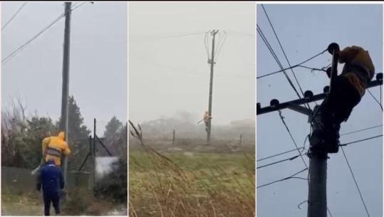 VIDEO/ Mes erës së fortë dhe dëborës, elektriçisti në Lezhë sfidon kushtet atmosferike për të rikthyer energjinë 